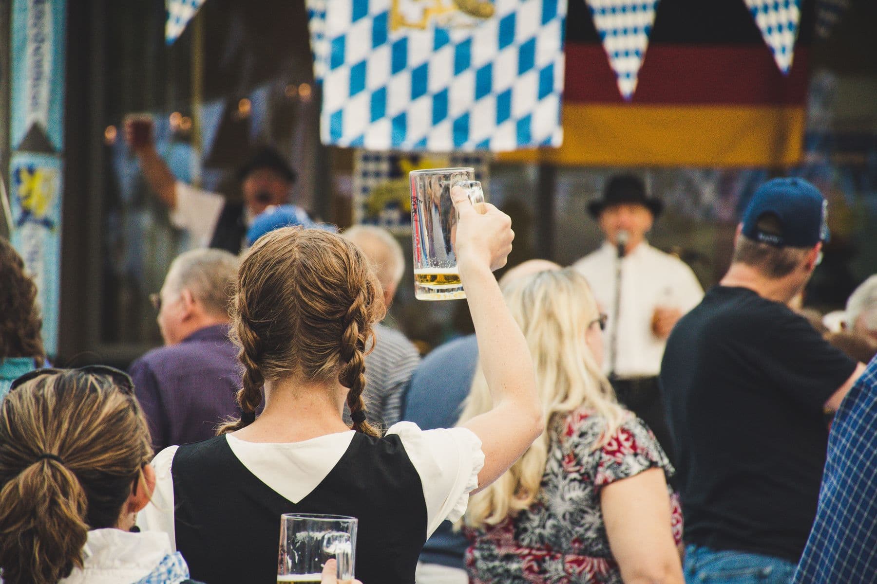 Gäste stoßen auf einem Vereinsfest mit Bierkrügen an (Symbolfoto)